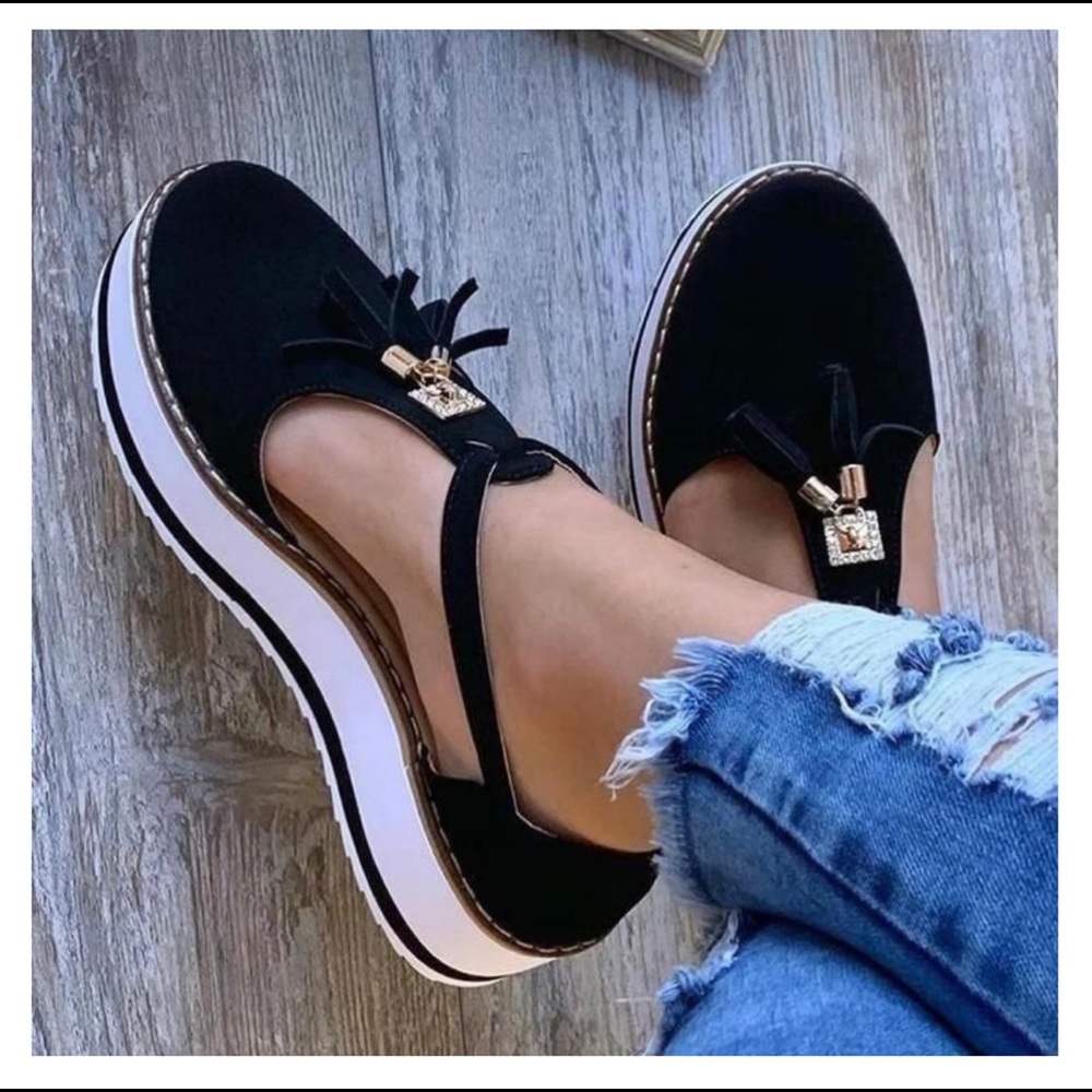 *BRAND NEW* LonaVia Women’s casual platform shoes 8.5 Black